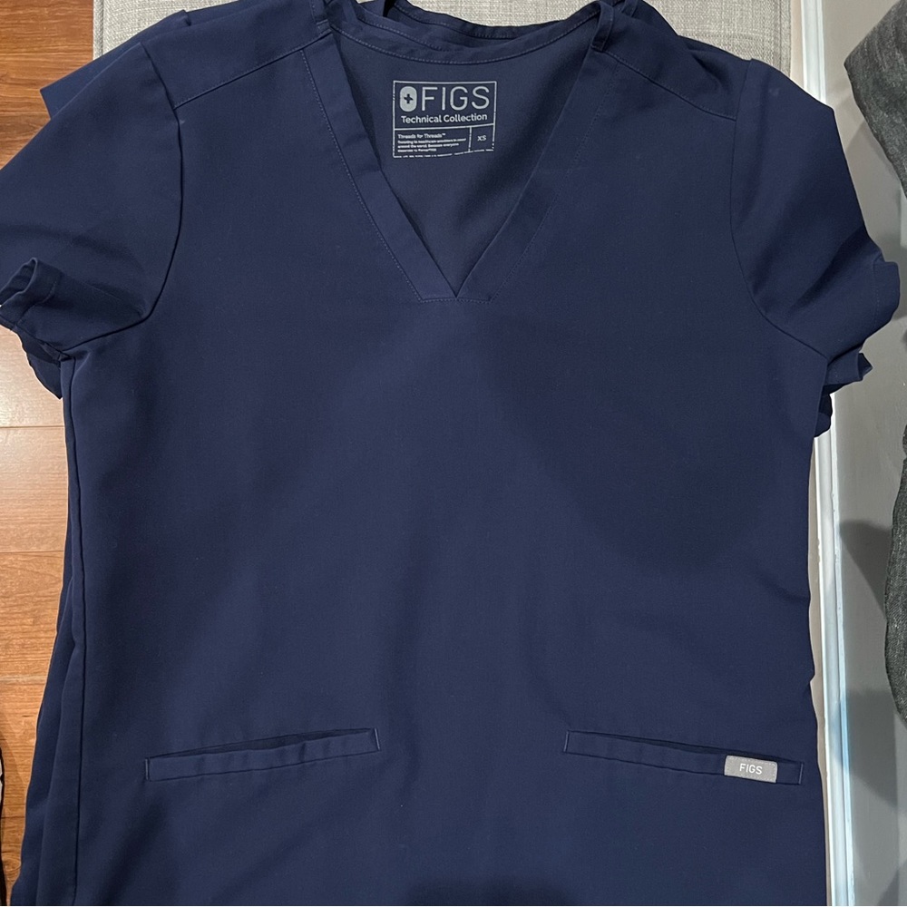5 navy blue FIGS scrub tops. Size XS. Casma 3 pocket top. Bundle.